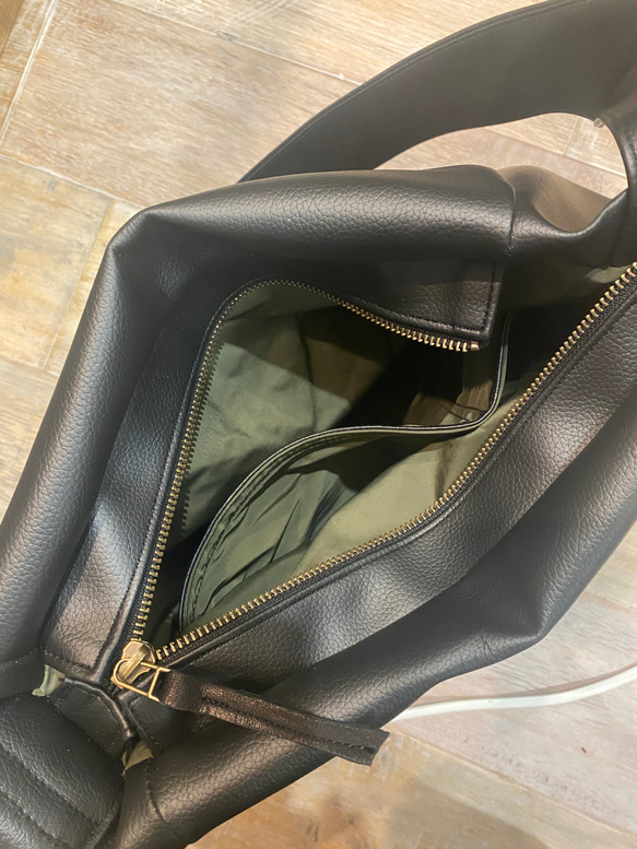 ブラック 撥水 次世代レザー２WAYショルダーバッグ、Mサイズ（ファスナー）雨でもヘビロテ！ 7枚目の画像