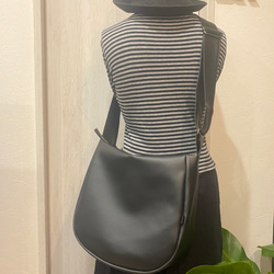 ブラック 撥水 次世代レザー２WAYショルダーバッグ、Mサイズ（ファスナー）雨でもヘビロテ！ 8枚目の画像