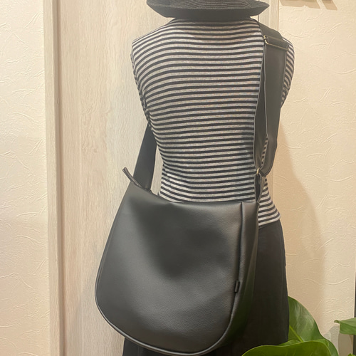 ブラック 撥水 次世代レザー2WAYショルダーバッグ、Mサイズ