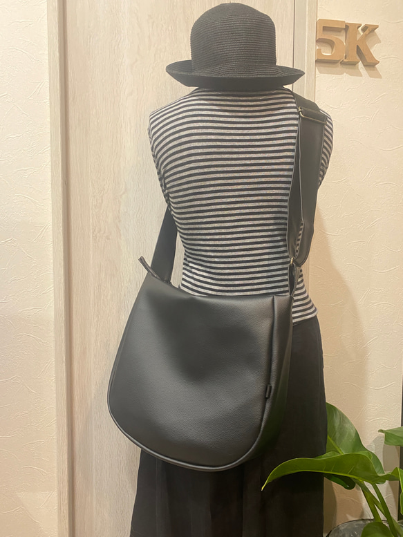 ブラック 撥水 次世代レザー２WAYショルダーバッグ、Mサイズ（ファスナー）雨でもヘビロテ！ 8枚目の画像