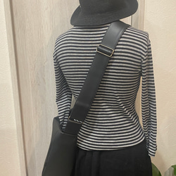 ブラック 撥水 次世代レザー２WAYショルダーバッグ、Mサイズ（ファスナー）雨でもヘビロテ！ 3枚目の画像