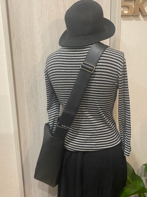 ブラック 撥水 次世代レザー２WAYショルダーバッグ、Mサイズ（ファスナー）雨でもヘビロテ！ 3枚目の画像