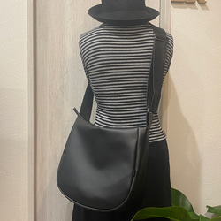 ブラック 撥水 次世代レザー２WAYショルダーバッグ、Mサイズ（ファスナー）雨でもヘビロテ！ 2枚目の画像