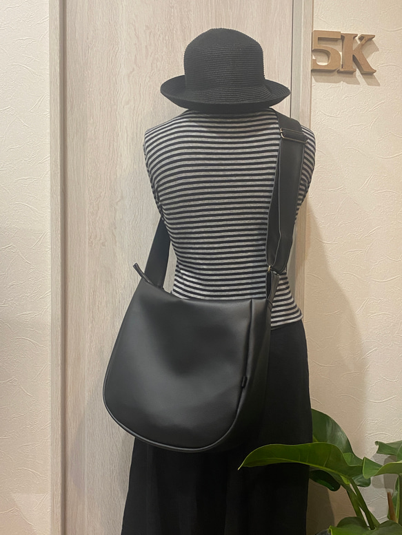 ブラック 撥水 次世代レザー２WAYショルダーバッグ、Mサイズ（ファスナー）雨でもヘビロテ！ 2枚目の画像