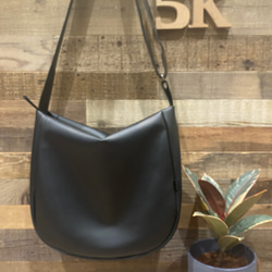 ブラック 撥水 次世代レザー２WAYショルダーバッグ、Mサイズ（ファスナー）雨でもヘビロテ！ 4枚目の画像