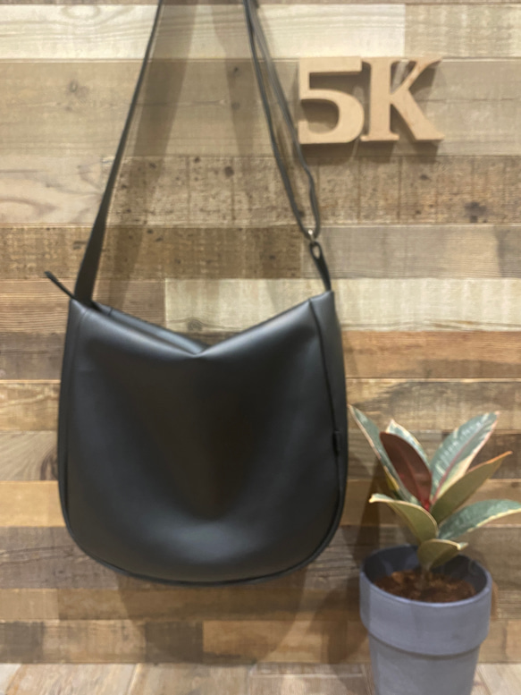 ブラック 撥水 次世代レザー２WAYショルダーバッグ、Mサイズ（ファスナー）雨でもヘビロテ！ 4枚目の画像