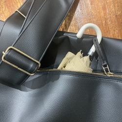 ブラック 撥水 次世代レザー２WAYショルダーバッグ、Mサイズ（ファスナー）雨でもヘビロテ！ 12枚目の画像