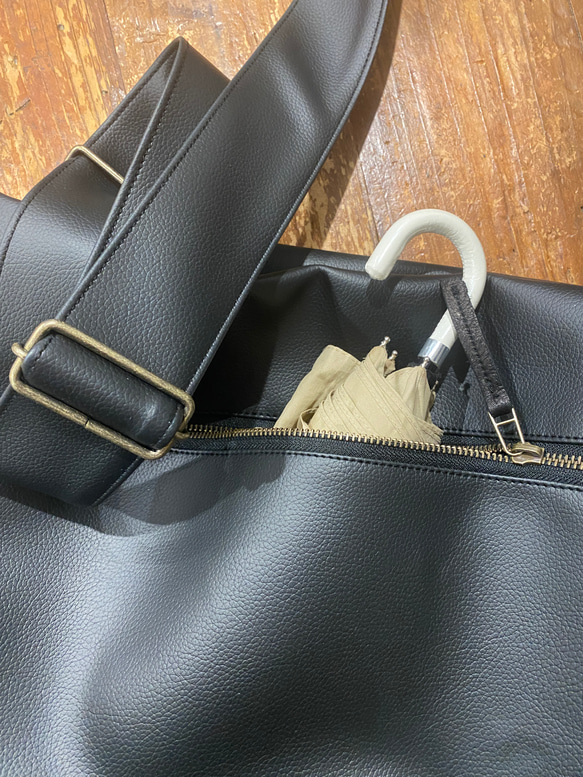 ブラック 撥水 次世代レザー２WAYショルダーバッグ、Mサイズ（ファスナー）雨でもヘビロテ！ 12枚目の画像