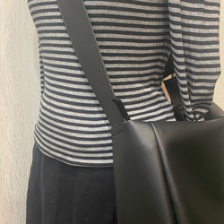 ブラック 撥水 次世代レザー２WAYショルダーバッグ、Mサイズ（ファスナー）雨でもヘビロテ！ 6枚目の画像