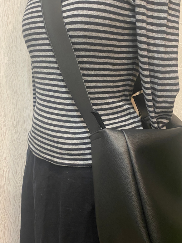 ブラック 撥水 次世代レザー２WAYショルダーバッグ、Mサイズ（ファスナー）雨でもヘビロテ！ 6枚目の画像