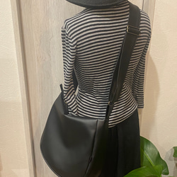 ブラック 撥水 次世代レザー２WAYショルダーバッグ、Mサイズ（ファスナー）雨でもヘビロテ！ 5枚目の画像