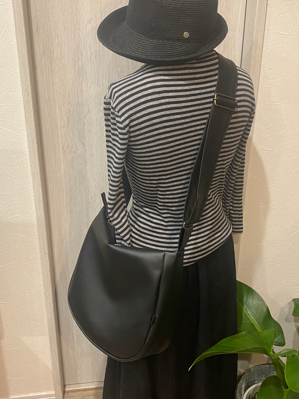 ブラック 撥水 次世代レザー２WAYショルダーバッグ、Mサイズ（ファスナー）雨でもヘビロテ！ 5枚目の画像