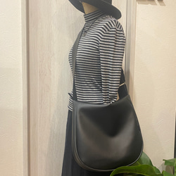 ブラック 撥水 次世代レザー２WAYショルダーバッグ、Mサイズ（ファスナー）雨でもヘビロテ！ 10枚目の画像