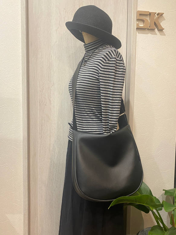 ブラック 撥水 次世代レザー２WAYショルダーバッグ、Mサイズ（ファスナー）雨でもヘビロテ！ 10枚目の画像