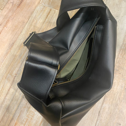 ブラック 撥水 次世代レザー２WAYショルダーバッグ、Mサイズ（ファスナー）雨でもヘビロテ！ 11枚目の画像