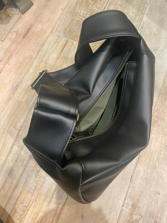 ブラック 撥水 次世代レザー２WAYショルダーバッグ、Mサイズ（ファスナー）雨でもヘビロテ！ 11枚目の画像