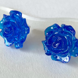青い薔薇のイヤリング／ピアス　揺れない 1枚目の画像
