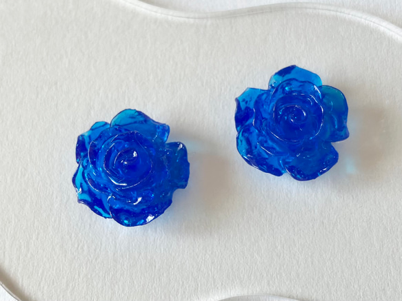 青い薔薇のイヤリング／ピアス　揺れない 2枚目の画像