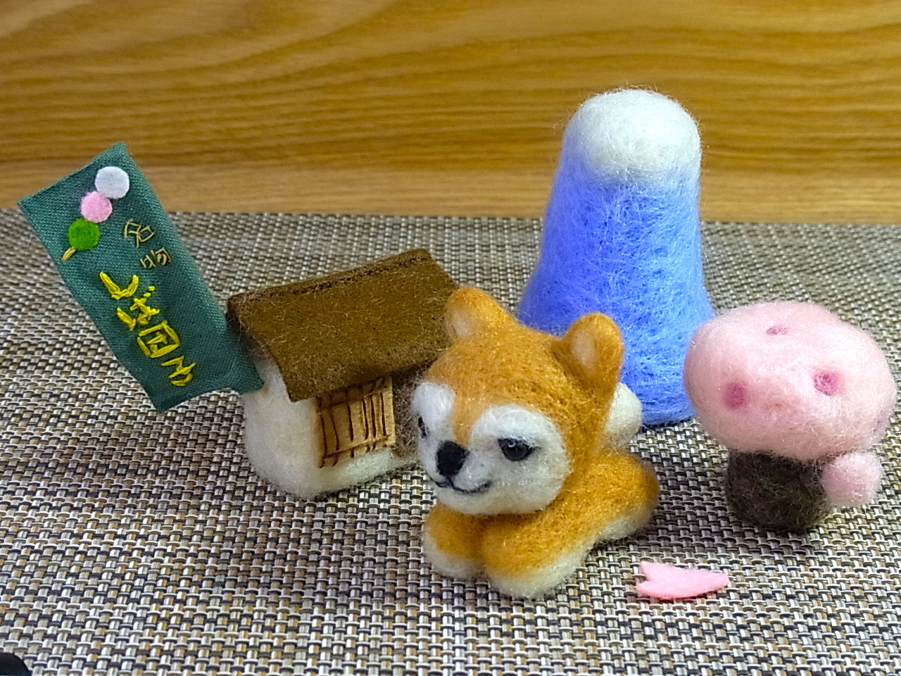 羊毛フェルト】峠の茶屋「しば団子」の看板犬、柴犬さくらちゃん - cte  