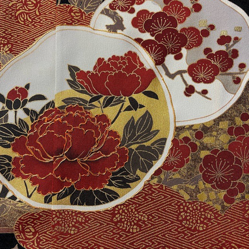 駒刺繍 大輪の花 黒留袖ドレス ケープスリーブ 着物リメイク