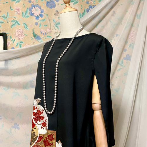 駒刺繍 大輪の花 黒留袖ドレス ケープスリーブ 着物リメイク