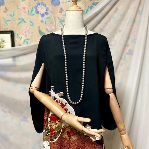 駒刺繍 大輪の花 黒留袖ドレス ケープスリーブ 着物リメイク