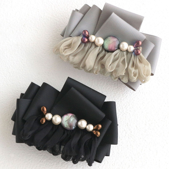 【選べる2色】重ねリボンのバレッタ シック ヘアアクセ  シフォン フリル フリンジ 黒 ブラック グレー 夏 梅雨 1枚目の画像