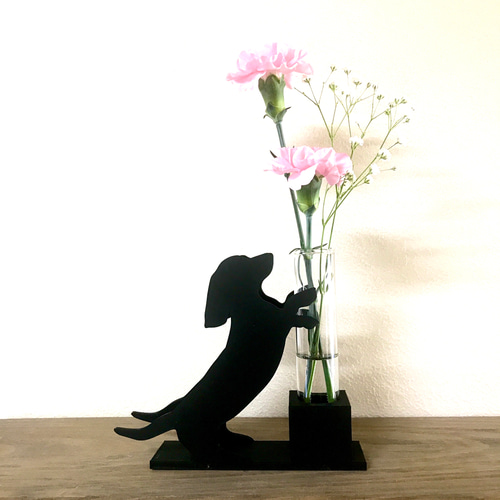 花とじゃれる犬（ダックスフンド）のフラワーベース ガラス瓶