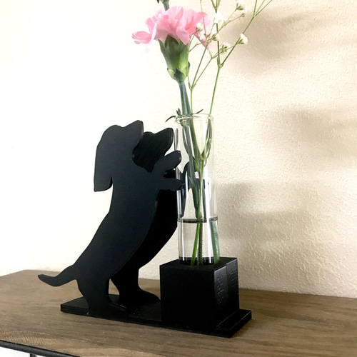 花とじゃれる犬（ダックスフンド）のフラワーベース ガラス瓶 リード