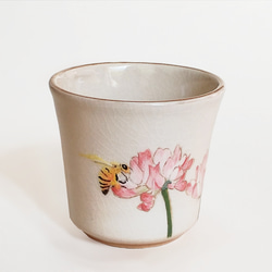 【陶器】レンゲソウとミツバチのマグカップ 2枚目の画像