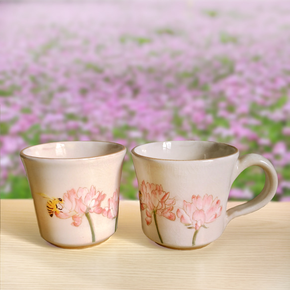 【陶器】レンゲソウとミツバチのマグカップ 1枚目の画像