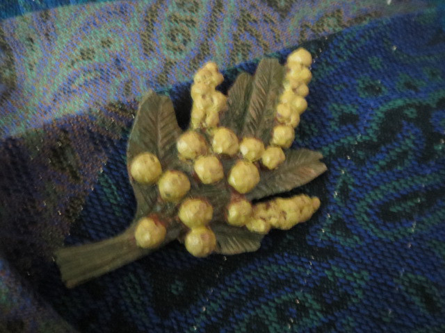 木彫りのブローチ★ミモザ大、茶色と色付き有★材質榀の木･ｻｲｽﾞ80x50㎜