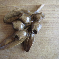 木彫りのブローチ★ユーカリ小★材質榀の木･ｻｲｽﾞ65x40㎜　 2枚目の画像