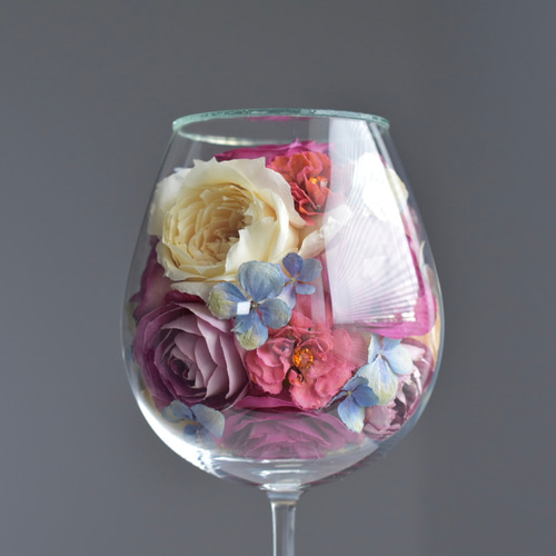 輝く高品質な Anne」薔薇と紫陽花のワイングラスのドライフラワー ガラス フラワー・リース