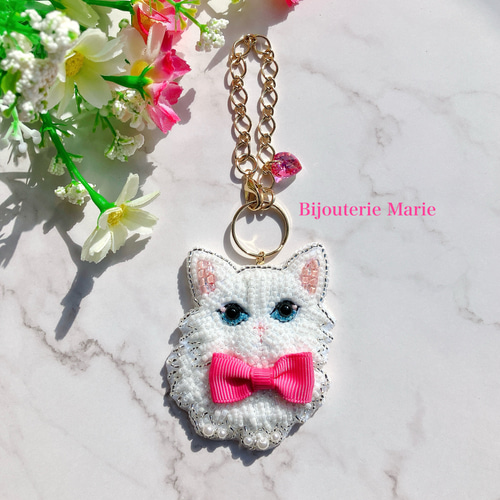 ビーズ刺繍バッグチャーム ✳︎大きなリボンの猫ちゃん＊ バッグ 