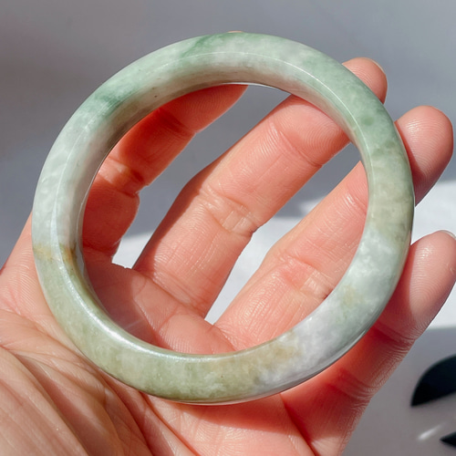 新入荷】本翡翠保証‼️天然A貨翡翠バングル 内径約55.2mm 新入荷】本翡翠保証‼️天然A貨翡翠バングル 内径約55.2mm