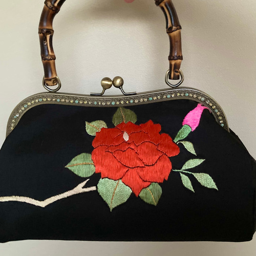☆バンブーがま口バッグ・焼き持ち手 黒地に花束の刺繍柄