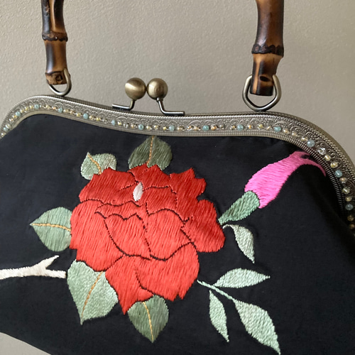 ハンドメイド がま口 バンブー持ち手 手刺繍 ハンドバッグ ☆バンブーがま口バッグ・焼き持ち手 黒地に花束の刺繍柄