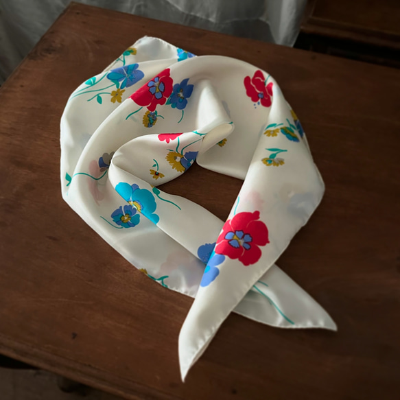 フランス製ヴィンテージ生地のシルクスカーフ（WHITE Floral）カレ