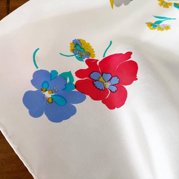 フランス製ヴィンテージ生地のシルクスカーフ（WHITE Floral）カレ 4枚目の画像