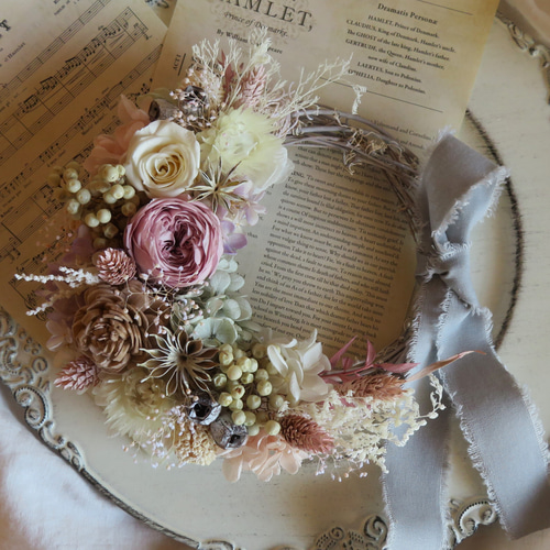 ピンクホワイト系シャビーシックなハーフリース プリザーブドフラワー  