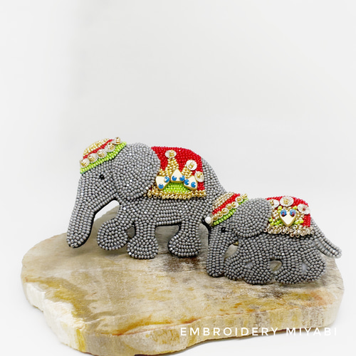 インド象のビーズ刺繍ブローチ L 赤 (リュネビル刺繍) ブローチ