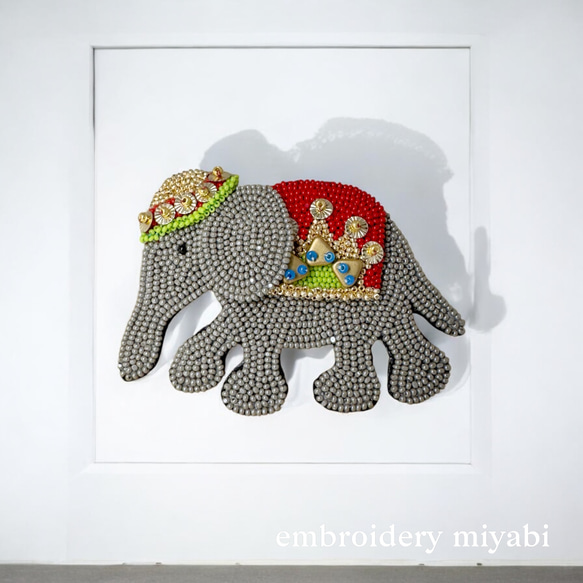 インド象のビーズ刺繍ブローチ L 赤 (リュネビル刺繍) ブローチ
