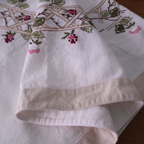 フランスの手仕事/木の柵にお花の咲いた蔦 手刺繍・テーブル