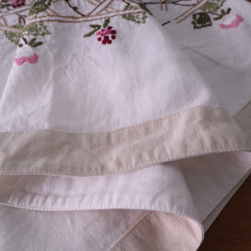 フランスの手仕事/木の柵にお花の咲いた蔦 手刺繍・テーブルクロス