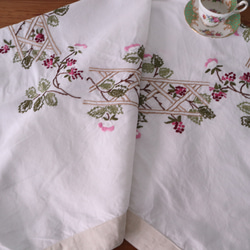 フランスの手仕事/木の柵にお花の咲いた蔦 手刺繍・テーブルクロス