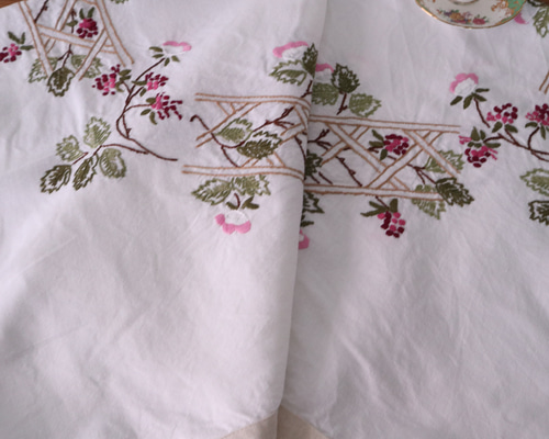 フランスの手仕事/木の柵にお花の咲いた蔦 手刺繍・テーブルクロス