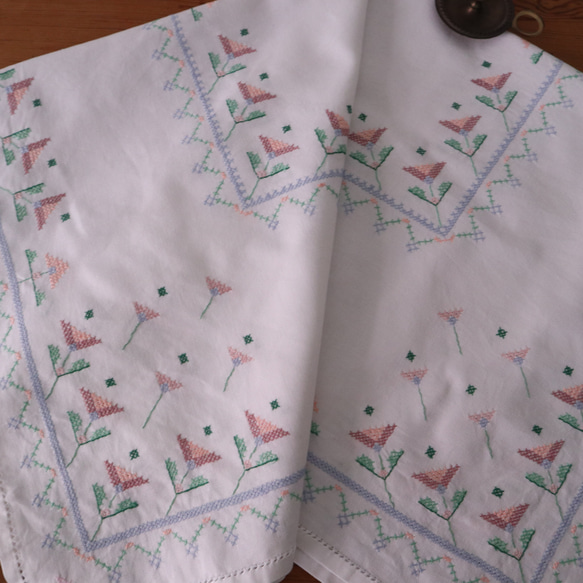 フランスの手仕事/お花モチーフの幾何学模様 レトロなパステルカラー手刺繍 テーブルクロス・生地 (ヴィンテージ) 15枚目の画像