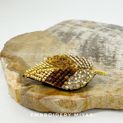 送料無料　葉っぱのビーズ刺繍ブローチ　Ｓサイズ　 gold&brown　(リュネビル刺繍)　 1枚目の画像