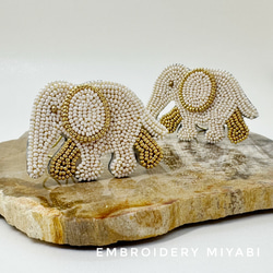 送料無料　ぞうのブローチ　クリーム×ゴールド　”elephant brooch”  beaded embroidery 2枚目の画像